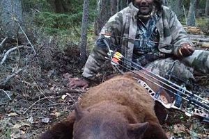 Karl Malone, criticado por posar con oso muerto