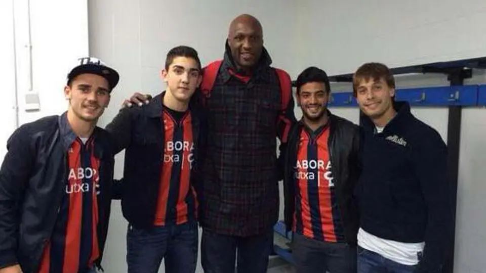 Vela presume foto con Lamar Odom