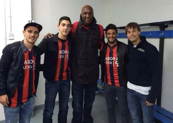 Vela presume foto con Lamar Odom