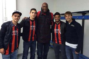 Vela presume foto con Lamar Odom