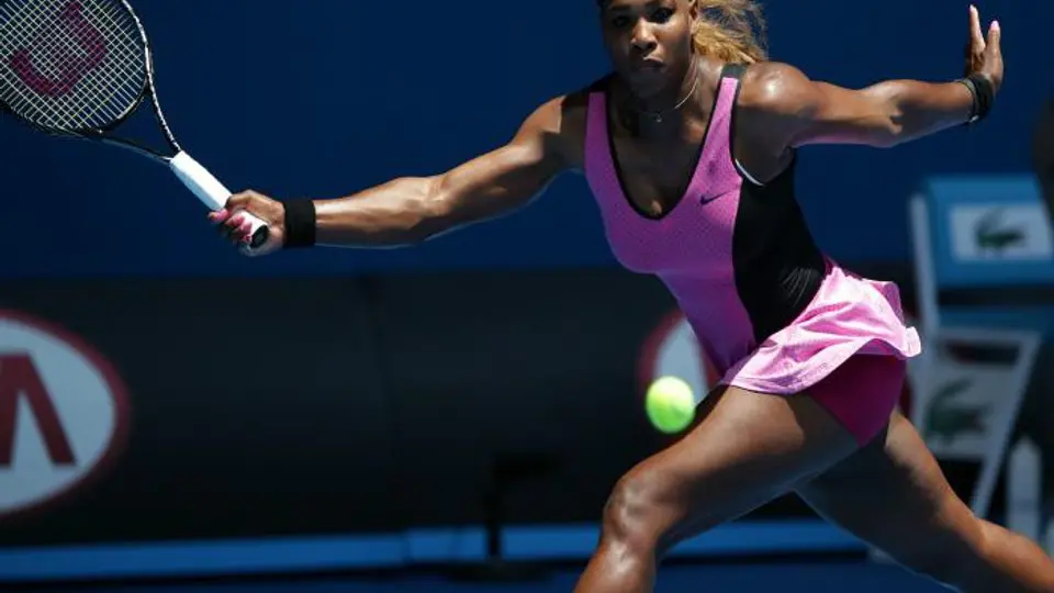 Serena y Djokovic avanzan en Australia