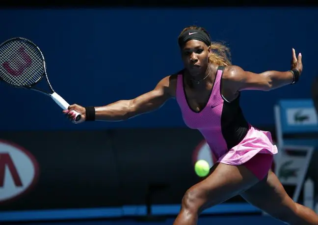 Serena y Djokovic avanzan en Australia