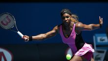 Serena y Djokovic avanzan en Australia