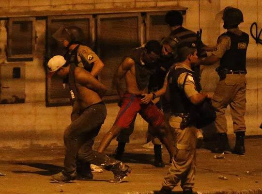 Parte de la congregación fue detenida por los policías | EFE