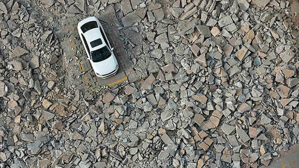 Automóvil queda intacto tras demolición de estacionamiento