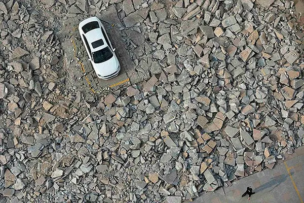 Automóvil queda intacto tras demolición de estacionamiento