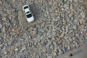 Automóvil queda intacto tras demolición de estacionamiento