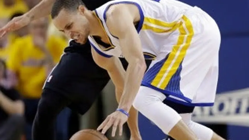 Spurs vence a Warriors y toman la ventaja en la serie