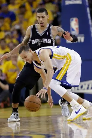 Spurs vence a Warriors y toman la ventaja en la serie