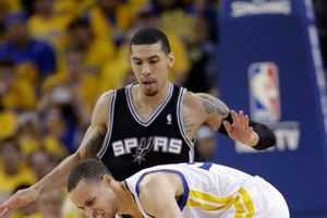 Spurs vence a Warriors y toman la ventaja en la serie