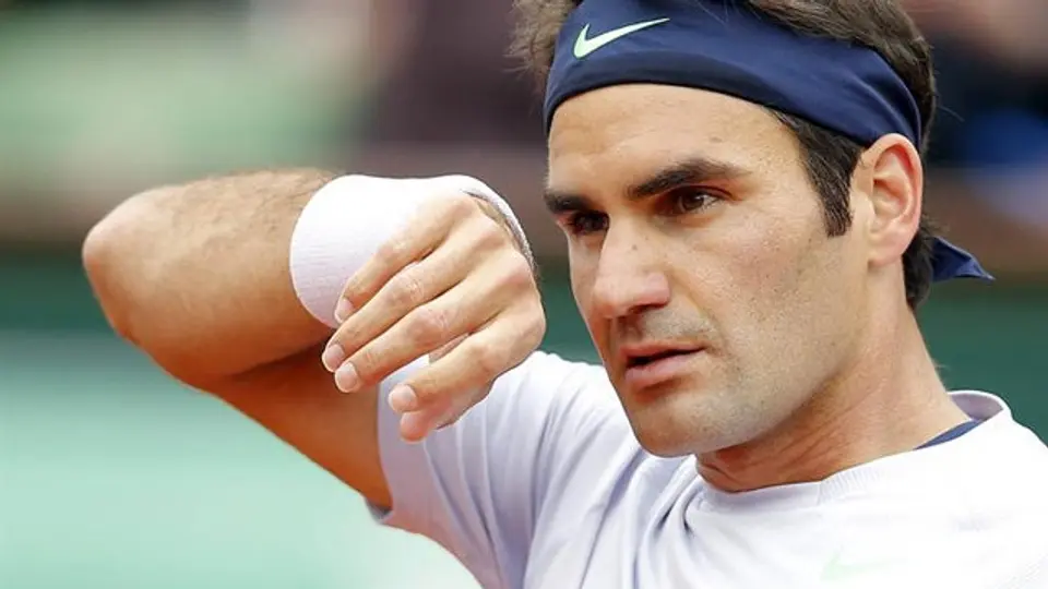 Federer vence a Benneteau y avanza a Octavos en Roland Garros