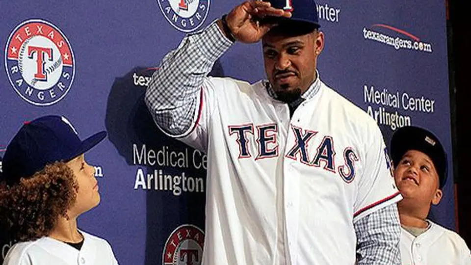 Prince Fielder es presentado con Rangers