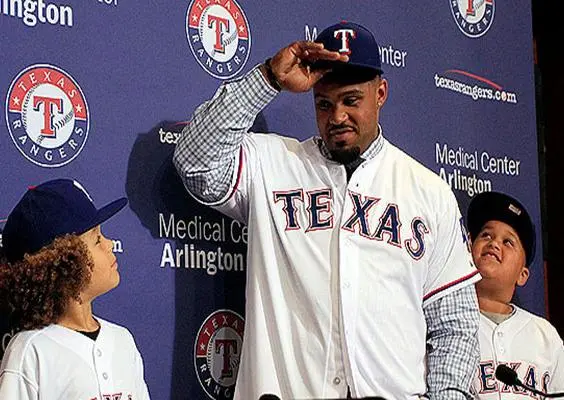 Prince Fielder es presentado con Rangers
