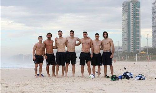 Giovinco, Pirlo, Astori, Bonucci, Barzagli, De Sciglio y Sirigu posaron para la foto antes de jugar | AP