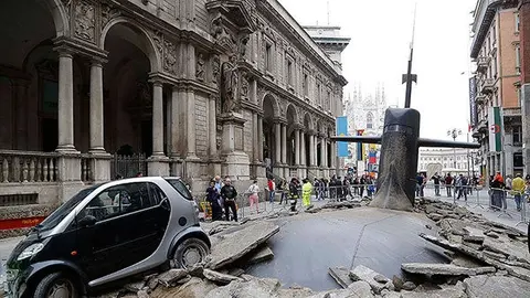 Submarino rompe la superficie de una calle en Milán