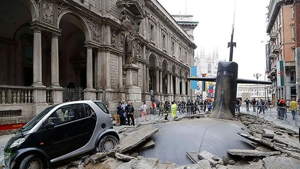 Submarino rompe la superficie de una calle en Milán