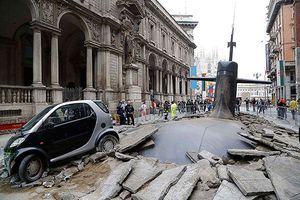 Submarino rompe la superficie de una calle en Milán