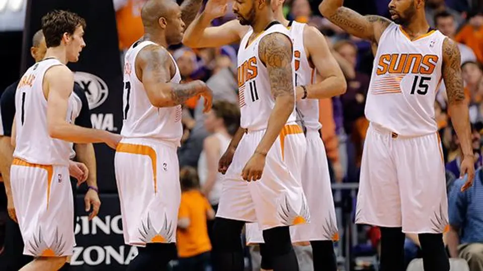 Suns anota 79 puntos en la primera mitad