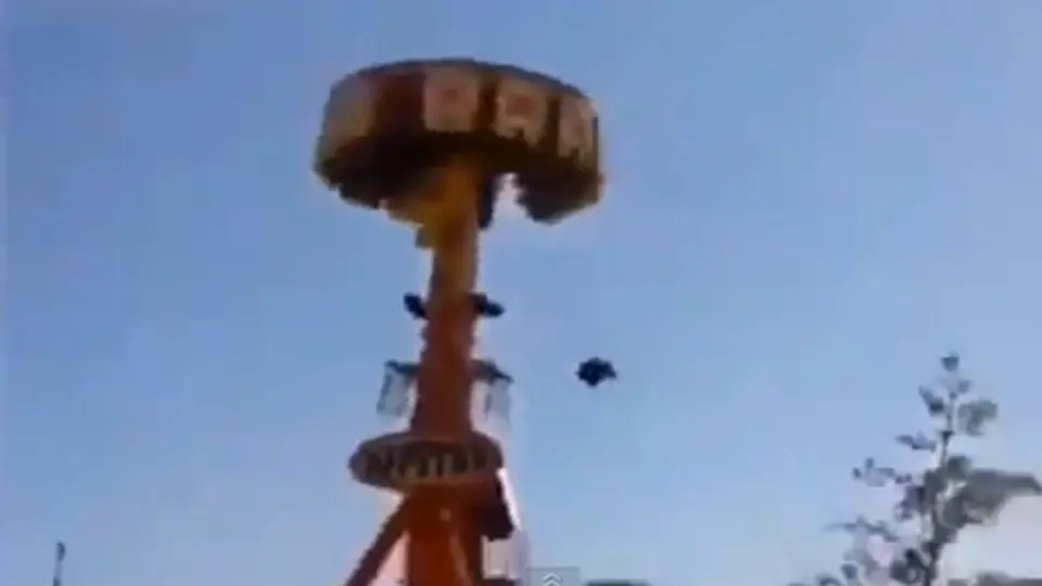 Hombre resulta herido tras caer de juego mécanico