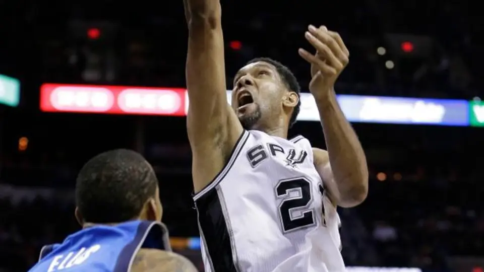 Duncan guía victoria de Spurs sobre Mavericks