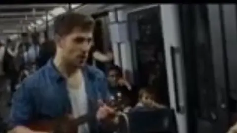 Para conseguir trabajo, joven canta su currículum en el metro