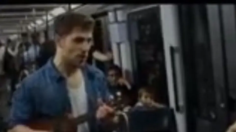 Para conseguir trabajo, joven canta su currículum en el metro