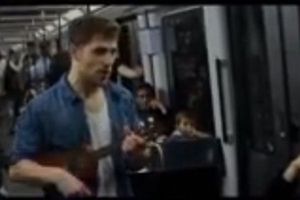 Para conseguir trabajo, joven canta su currículum en el metro