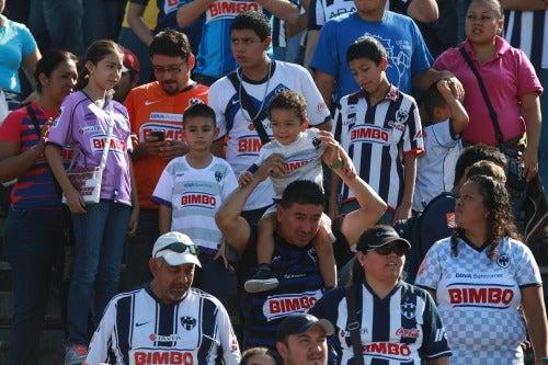 Niños, acompañados de sus padres, asistieron al entrenamiento | SERGIO PÉREZ