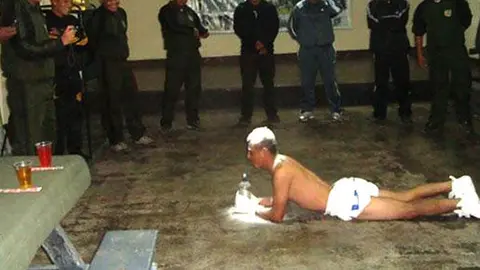 En Perú, militares visten como bebés a novatos