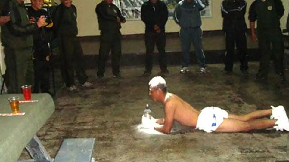 En Perú, militares visten como bebés a novatos