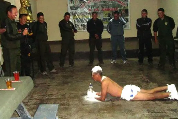 En Perú, militares visten como bebés a novatos