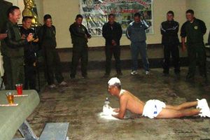 En Perú, militares visten como bebés a novatos
