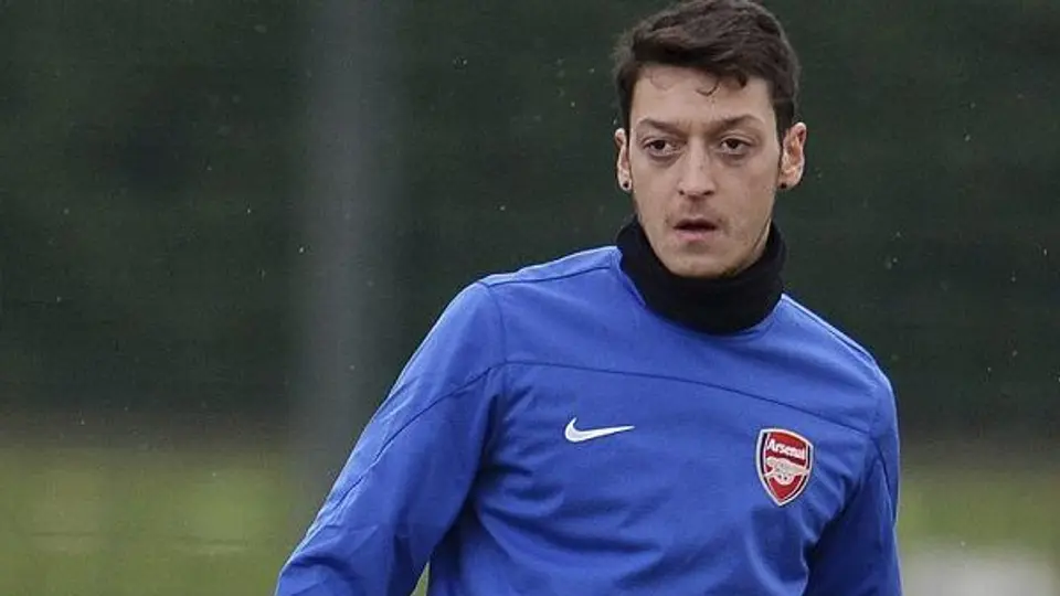 Özil, acusado de atropellar a un fotógrafo