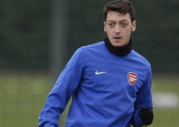 Özil, acusado de atropellar a un fotógrafo
