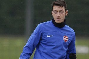 Özil, acusado de atropellar a un fotógrafo