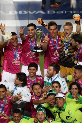 Rafa Márquez resalta el Bicampeonato del León tras recibir el trofeo del Clausura 2014