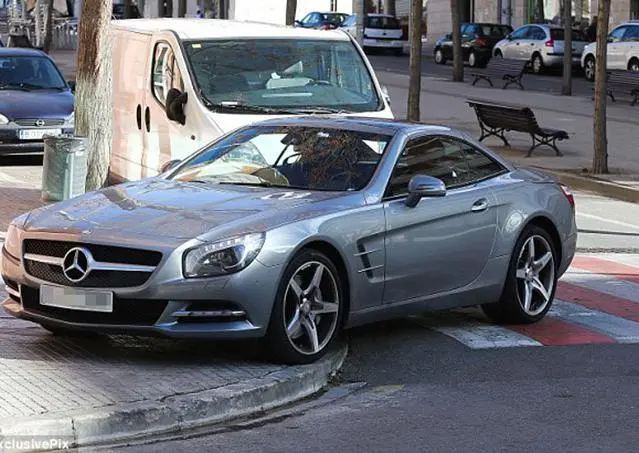Piqué soluciona problemas de estacionamiento a Shakira