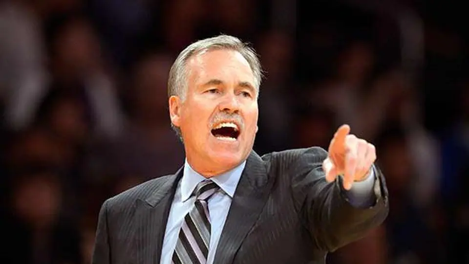 Mike D'Antoni deja de ser entrenador de Lakers