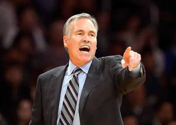 Mike D'Antoni deja de ser entrenador de Lakers