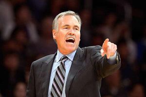 Mike D'Antoni deja de ser entrenador de Lakers