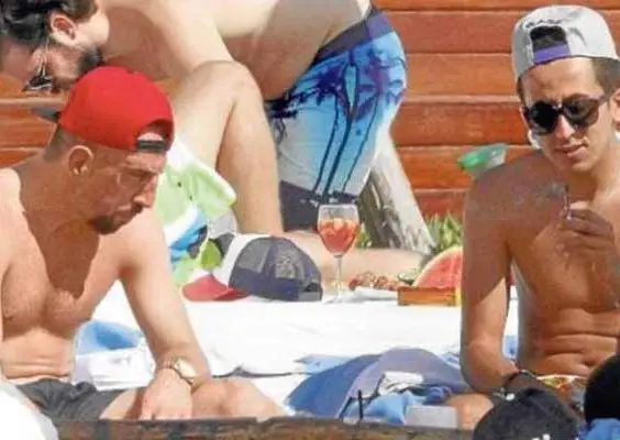 Ribery captado fumando 'extraño' cigarrillo en Ibiza