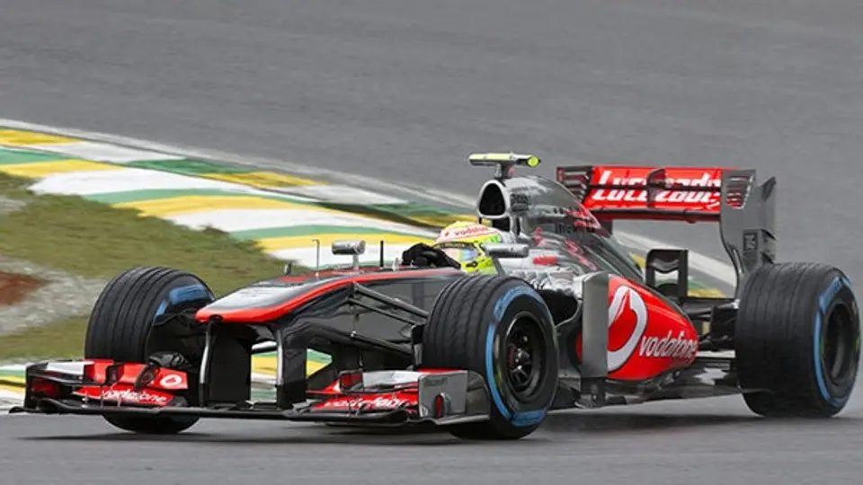 Checo Pérez sufre accidente en la Q2 del GP de Brasil