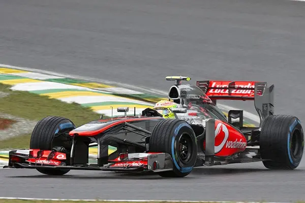 Checo Pérez sufre accidente en la Q2 del GP de Brasil