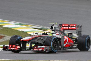 Checo Pérez sufre accidente en la Q2 del GP de Brasil
