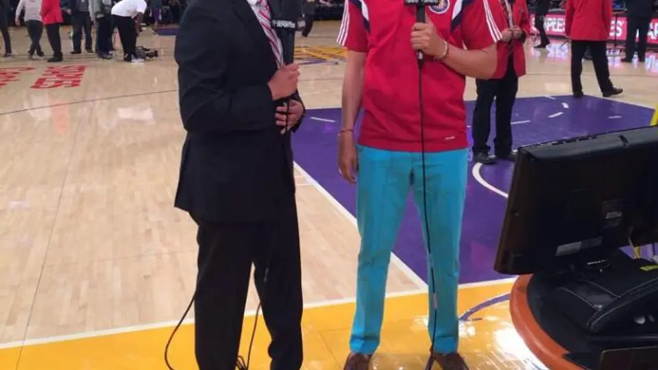 Bofo se hace presente en partido de Los Lakers