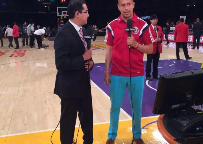 Bofo se hace presente en partido de Los Lakers