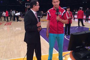 Bofo se hace presente en partido de Los Lakers