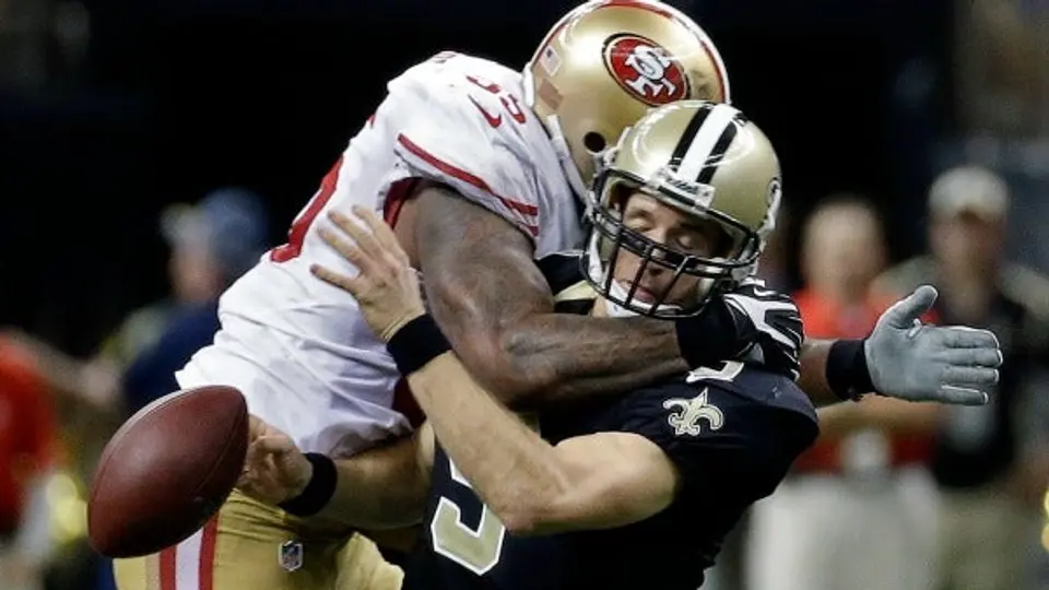 Ahmad Brooks, multado por golpe sobre Drew Brees