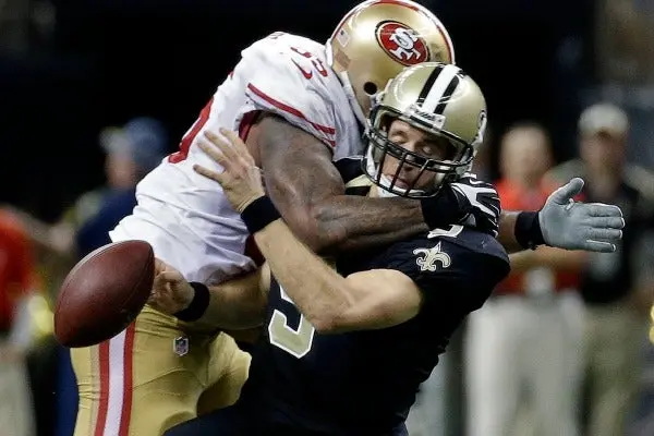 Ahmad Brooks, multado por golpe sobre Drew Brees