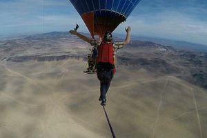 Lewis camina a más de mil metros de altura